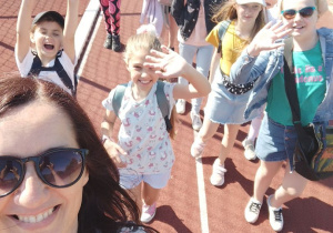 Uczniowie klas III zwiedzają Piątkolandię.