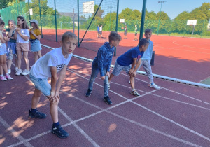 Uczniowie klas III biorą udział w spontanicznym wyścigu.
