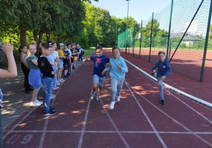 Uczniowie klas III biorą udział w spontanicznym wyścigu.