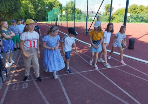 Uczniowie klas III biorą udział w spontanicznym wyścigu.