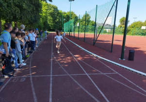 Uczniowie klas III biorą udział w spontanicznym wyścigu.