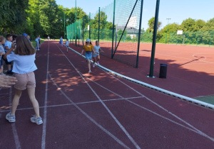 Uczniowie klas III biorą udział w spontanicznym wyścigu.