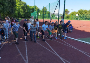 Uczniowie klas III biorą udział w spontanicznym wyścigu.