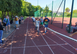 Uczniowie klas III biorą udział w spontanicznym wyścigu.