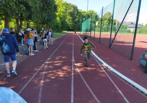 Uczniowie klas III biorą udział w spontanicznym wyścigu.