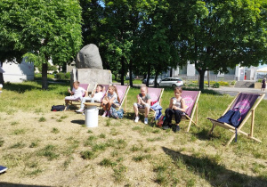Uczniowie klas III jedzą lody.