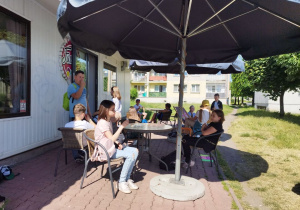 Uczniowie klas III jedzą lody.