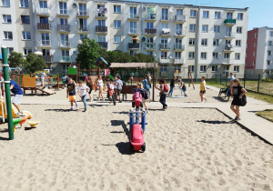 Uczniowie klas III bawią się na placu zabaw Nivea.