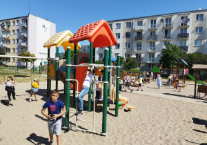 Uczniowie klas III bawią się na placu zabaw Nivea.