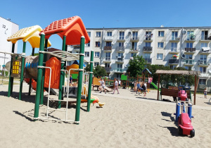 Uczniowie klas III bawią się na placu zabaw Nivea.