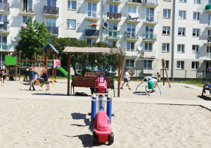 Uczniowie klas III bawią się na placu zabaw Nivea.