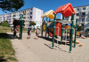 Uczniowie klas III bawią się na placu zabaw Nivea.
