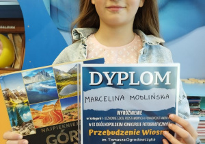 Dziewczynka z dyplomem i nagrodą