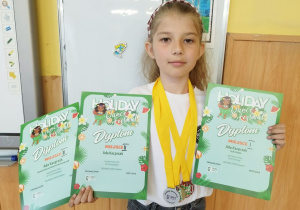 Ada z dyplomami i medalami