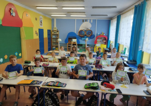 Dzieci prezentują dyplomy za udział w projekcie matematycznym