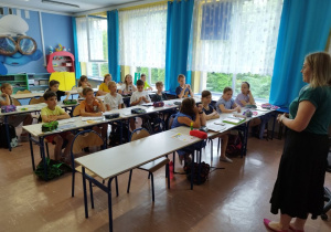 Pani bibliotekarka ogłasza wyniki akcji czytelniczej