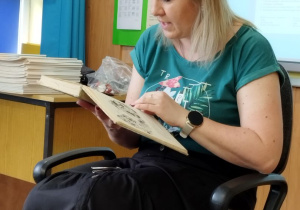 Pani czyta dzieciom przed wakacjami legendę "Dlaczego woda morska jest słona?"