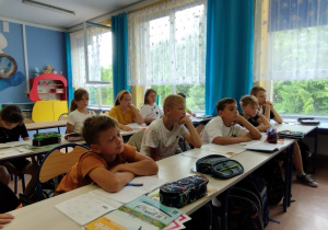 Uczniowie słuchają legendy.