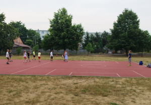 Ostanie chwile na szkolnym placu zabaw