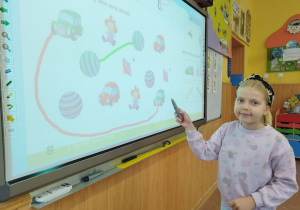 Uczeń klasy I B przy tablicy dotykowej