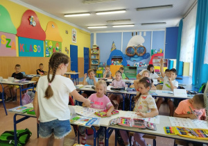 Uczeń klasy I B przy tablicy dotykowej
