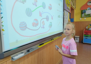 Uczeń klasy I B przy tablicy dotykowej