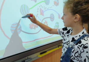 Uczeń klasy I B przy tablicy dotykowej