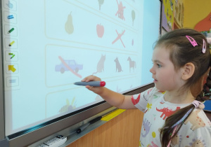 Uczeń klasy I B przy tablicy dotykowej