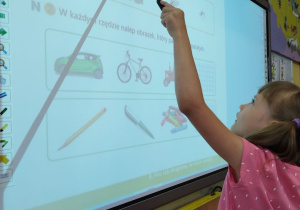 Uczeń klasy I B przy tablicy dotykowej