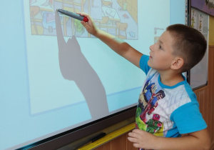 Uczeń klasy I B przy tablicy dotykowej