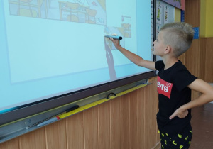 Uczeń klasy I B przy tablicy dotykowej