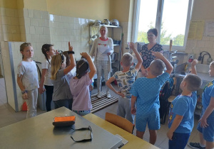 Uczniowie klasy I B zwiedzają kuchnię