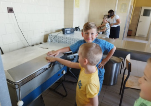 Uczniowie klasy I B zwiedzają kuchnię