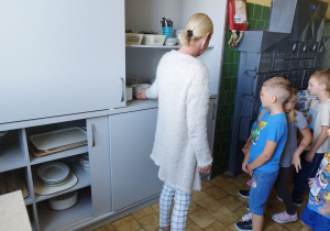 Uczniowie klasy I B zwiedzają kuchnię