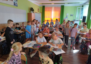 Uczniowie klasy I B zwiedzają inne sale lekcyjne