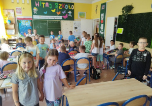 Uczniowie klasy I B zwiedzają inne sale lekcyjne