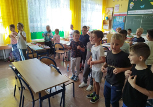 Uczniowie klasy I B zwiedzają inne sale lekcyjne