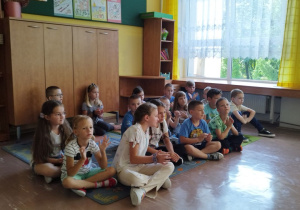 Uczniowie klasy I B zwiedzają inne sale lekcyjne