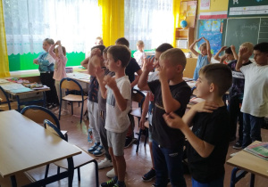 Uczniowie klasy I B zwiedzają inne sale lekcyjne