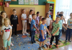 Uczniowie klasy I B zwiedzają inne sale lekcyjne