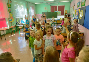 Uczniowie klasy I B zwiedzają inne sale lekcyjne