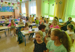Uczniowie klasy I B zwiedzają inne sale lekcyjne