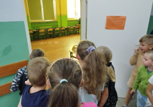 Uczniowie klasy I B zwiedzają szkołę