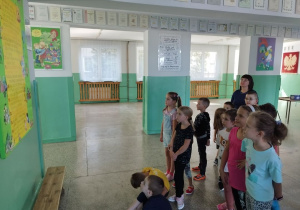 Uczniowie klasy I B poznają Regulamin Bajkoludka
