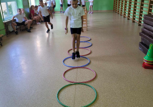 Uczniowie klasy II C uczestniczą w lekcji wychowania fizycznego.
