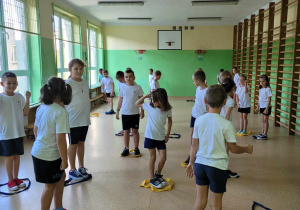 Uczniowie klasy II C uczestniczą w lekcji wychowania fizycznego.