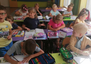 Uczniowie klasy I A pracują w ławkach.