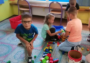 Uczniowie klasy I A bawią się na dywanie.