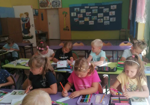Uczniowie klasy I A pracują w ławkach.