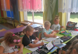 Uczniowie klasy I A pracują w ławkach.